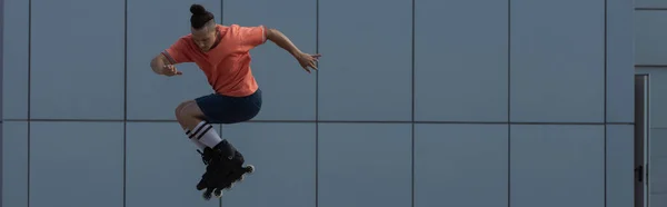 Junger Mann Kurzen Hosen Und Rollatoren Springt Beim Trick Freien — Stockfoto