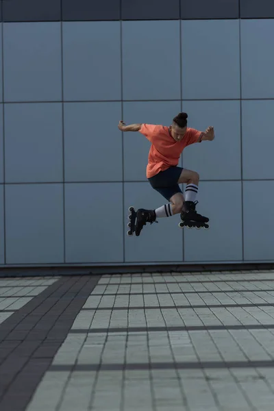 昼間は都会の通りをジャンプしながら ローラートレーニングの男 — ストック写真
