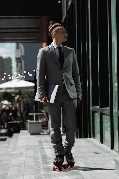 Junger Geschäftsmann Grauen Anzug Mit Laptop Beim Rollschuhlaufen Auf Der — Stockfoto