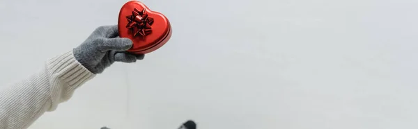 Вид Зверху Людину Рукавичці Тримає Подарункову Коробку Формі Червоного Серця — стокове фото