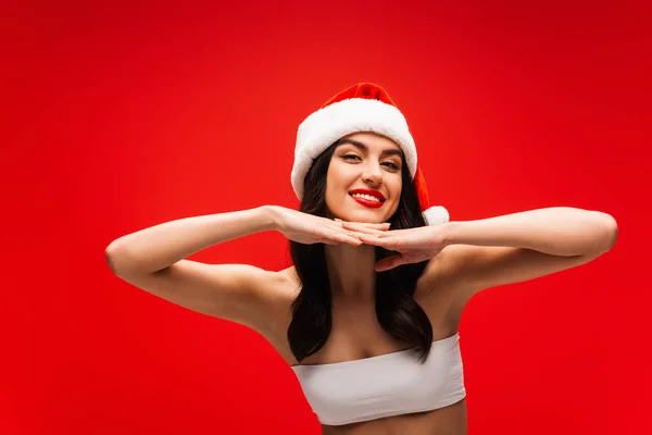 Mooi Brunette Model Santa Hoed Poseren Geïsoleerd Rood — Stockfoto