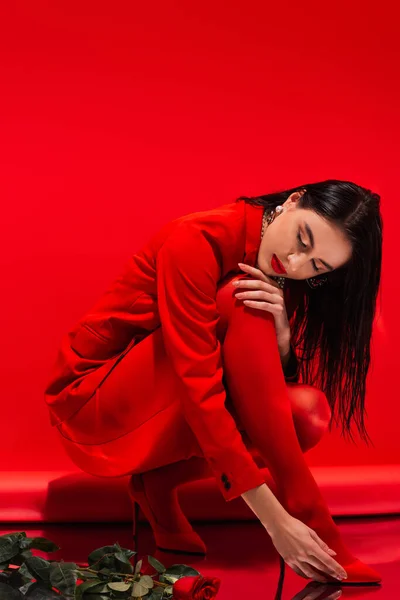 Stylish Woman Heels Jacket Posing Rose Red Background — Stock Photo, Image