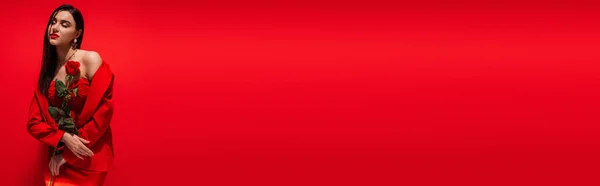 Trendy Brunette Vrouw Met Gezicht Poseren Met Roos Rode Achtergrond — Stockfoto
