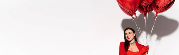 Улыбающаяся Модель Красной Куртке Держит Воздушные Шары Белом Фоне Тенью — стоковое фото