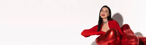 Позитивна Модель Червоними Губами Дивиться Камеру Біля Кульок Формі Серця — стокове фото