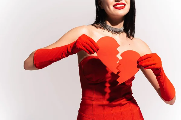 Vista Cortada Mulher Sorridente Com Lábios Vermelhos Segurando Papel Coração — Fotografia de Stock