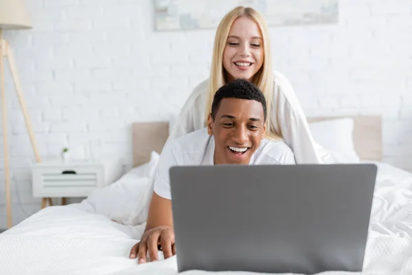 Cheerful African American Man Watching Comedy Laptop Smiling Girlfriend Bedroom — Stock Photo, Image