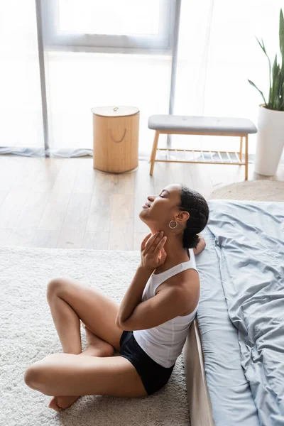 Vista Ángulo Alto Joven Afroamericana Camiseta Sin Mangas Sentada Alfombra — Foto de Stock