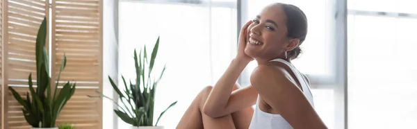 Задоволена Афро Американська Жінка Баку Посміхається Спальні Банер — стокове фото