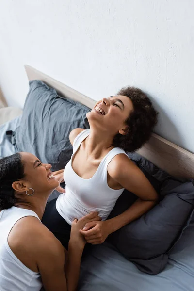 Ovanifrån Lesbiska Afrikanska Amerikanska Flickvänner Skrattar Medan Vilar Sängen — Stockfoto