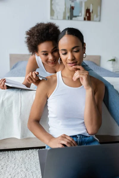 Kıvırcık Afrikalı Amerikalı Kadın Dizüstü Bilgisayarıyla Yatak Odasındaki Kız Arkadaşına — Stok fotoğraf