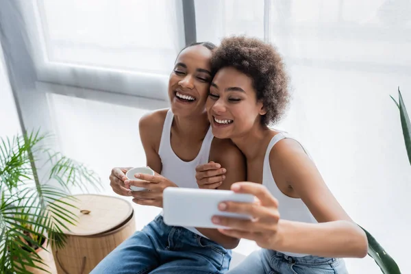 Cheerful African American Lesbian Woman Taking Selfie Girlfriend Holding Cup — Stock Photo, Image