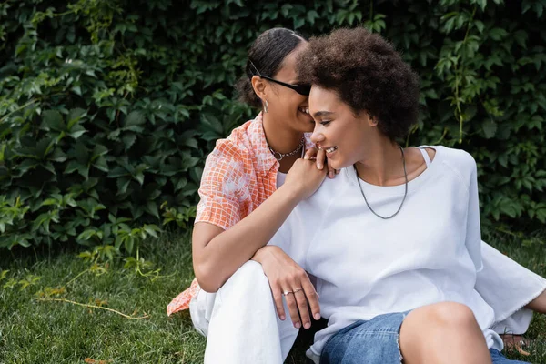 Cheerful African American Lesbian Woman Sunglasses Hugging Happy Girlfriend While — Stock Photo, Image