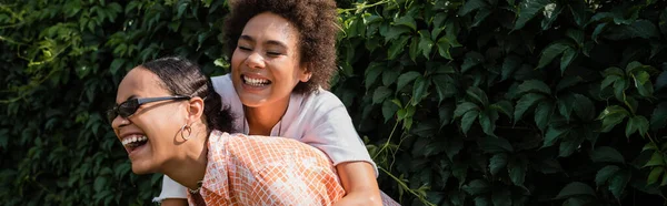 Glücklich Afrikanisch Amerikanische Lesbische Frau Umarmt Aufgeregte Freundin Mit Sonnenbrille — Stockfoto