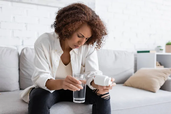 Африканська Американка Діабетом Почувається Погано Коли Тримає Таблетки Воду Вдома — стокове фото
