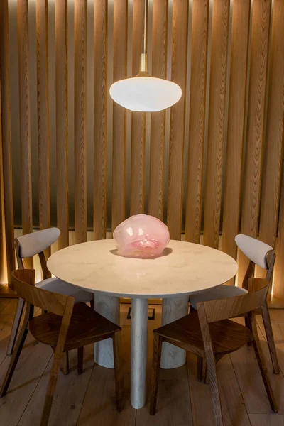 Pink Decorative Figurine Dining Table Wooden Chairs — 스톡 사진