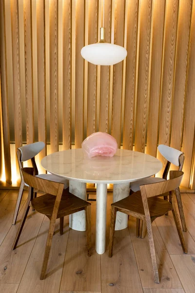 Decorative Pink Figurine Dining Table Wooden Chairs Modern Lamp — 스톡 사진