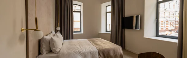 Άνετο Κρεβάτι Μαξιλάρια Στο Μοντέρνο Υπνοδωμάτιο Του Ξενοδοχείου Πανό — Φωτογραφία Αρχείου