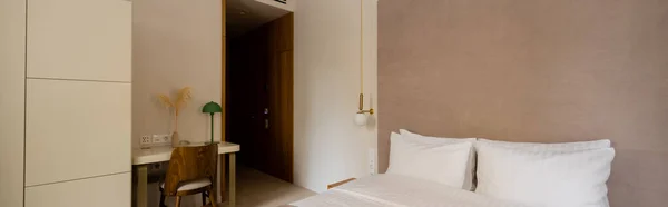 现代酒店客房靠近桌子和椅子的舒适床 白色床上用品 — 图库照片