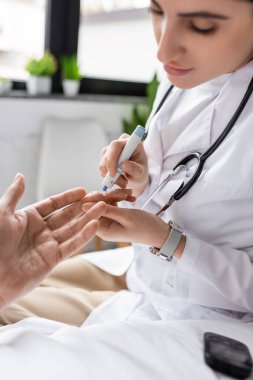 Bulanık doktor hastane koğuşundaki hastanın kan şekerini ölçüyor. 