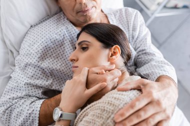 Hasta yaşlı bir hastanın klinikte kızına sarılmasının en iyi görüntüsü. 