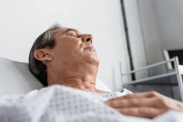 Tiefansicht Auf Kranken Alten Mann Der Auf Krankenhausstation Bett Liegt — Stockfoto
