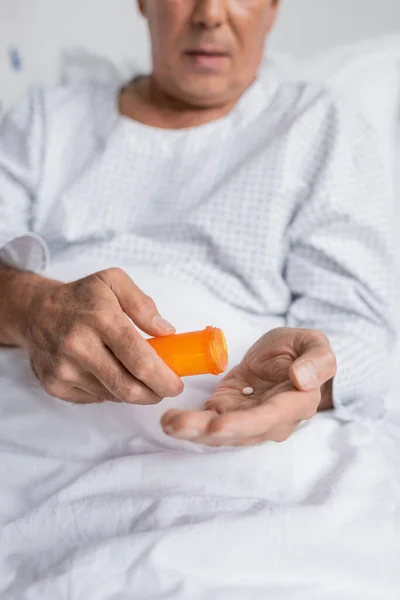 Verschwommener Blick Auf Verschwommene Patientin Die Auf Krankenhausstation Tabletten Auf — Stockfoto