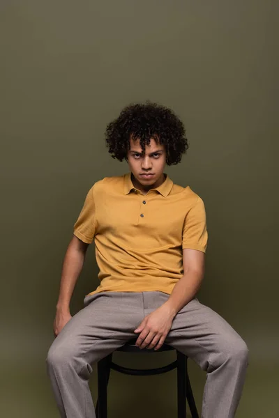 African American Man Yellow Polo Shirt Trousers Sitting Looking Camera — Stock fotografie