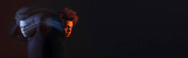 двойное воздействие раненого и подавленного африканского мужчины с биполярным расстройством на темном фоне с оранжевым и голубым светом, баннер