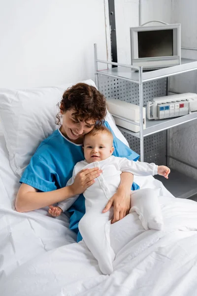 High Angle View Cheerful Woman Patient Gown Holding Little Daughter — Stock Fotó
