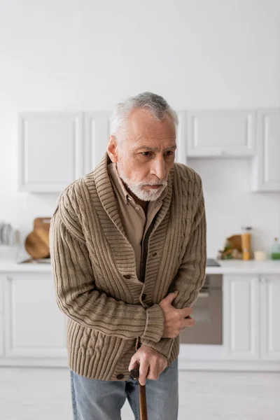 Депресивний Старший Чоловік Хворобою Паркінсона Стоїть Ходячою Тростиною Кухні — стокове фото