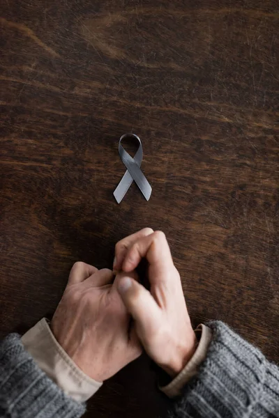 Top View Cropped Man Parkinson Syndrome Tremor Hands Grey Ribbon — Stockfoto