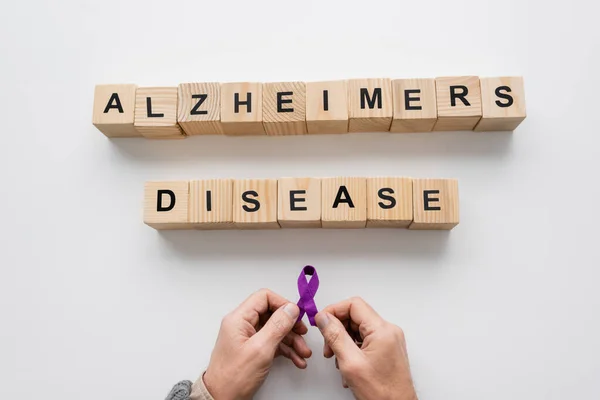Top View Cropped Man Holding Purple Ribbon Wooden Cubes Alzheimers — Foto Stock