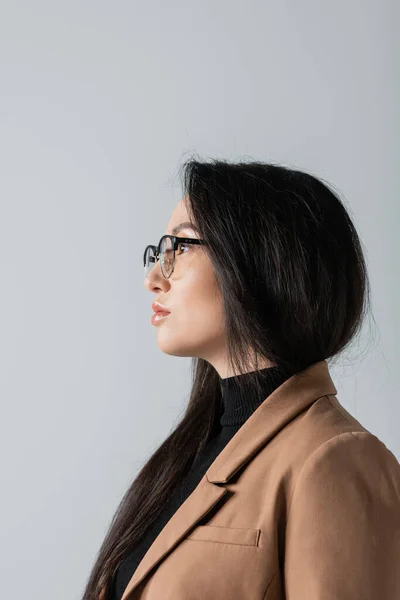 Side View Young Asian Businesswoman Glasses Beige Blazer Looking Away — Foto Stock