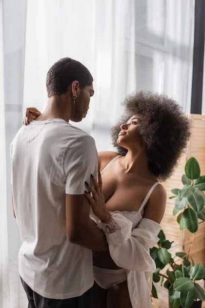 Lockige Afroamerikanerin Sexy Unterwäsche Schaut Jungen Freund Weißen Shirt — Stockfoto