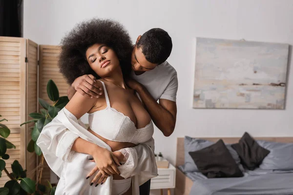 Afrikanisch Amerikanischer Mann Umarmt Verführerische Freundin Weißem Stehend Mit Geschlossenen — Stockfoto