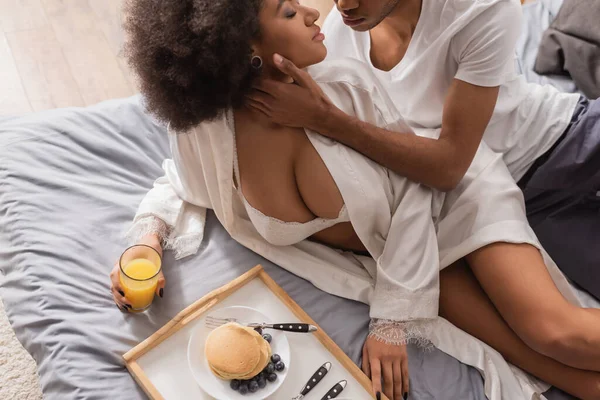 Aus Der Vogelperspektive Afrikanisch Amerikanischer Mann Berührt Freundin Sexy Dessous — Stockfoto