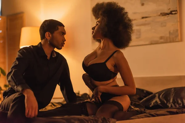 Sexy Afrikanisch Amerikanische Frau Unterwäsche Sitzt Auf Dem Bett Neben — Stockfoto