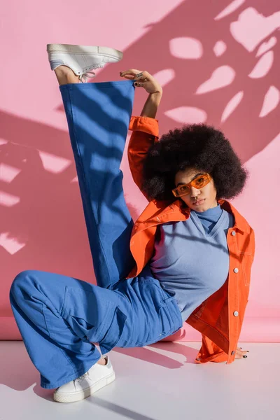 Full Length Curly African American Woman Stylish Orange Sunglasses Trendy — Zdjęcie stockowe