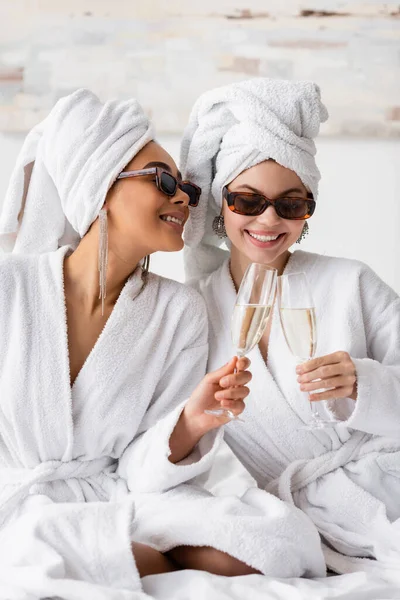 Usmívající Různé Ženy Bílých Měkkých Županech Módní Sluneční Brýle Cinkání — Stock fotografie