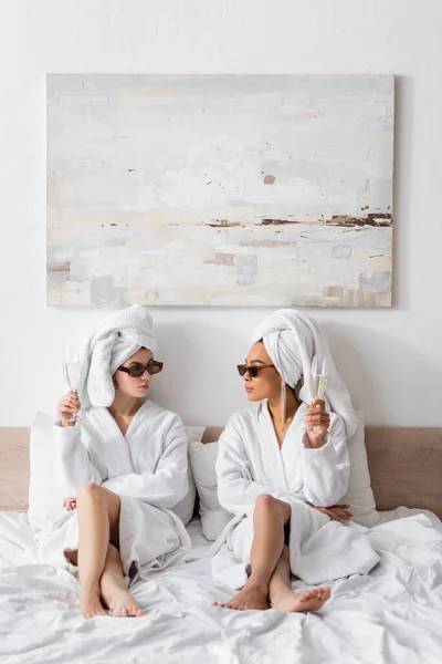 Full Length Barefoot Interracial Women Bathrobes Trendy Sunglasses Holding Champagne — 스톡 사진
