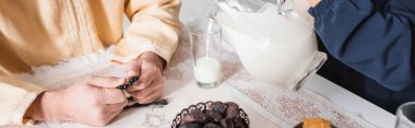 Sabah Suhur 'da kocasının yanına süt döken müslüman kadın manzarası, pankart.