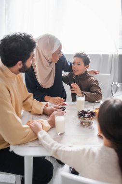 Müslüman aile evde geleneksel suhur kahvaltısı sırasında konuşuyor. 