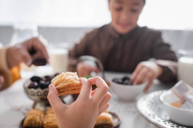 Ramazan 'da baklava tutan Müslüman kız ailesini bulanıklaştırdı 