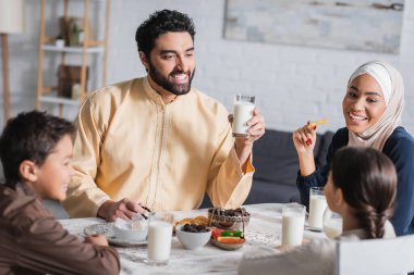 Neşeli Müslüman aile ramazan boyunca suhur kahvaltısı yapıyor. 