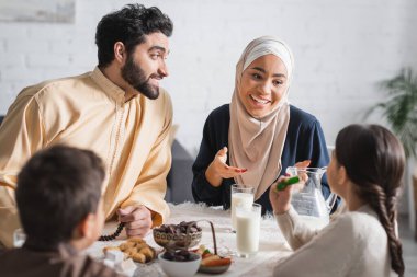 Memlekette Suhur kahvaltısı sırasında çocuklarla konuşan Müslüman bir aile. 