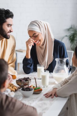 Ramazan 'da evde kahvaltı yapan pozitif Müslüman bir aile. 