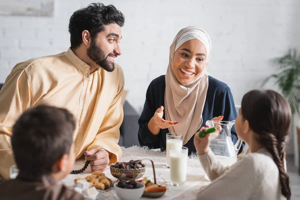 在家里吃早餐的时候 积极的穆斯林家庭与孩子们交谈 — 图库照片