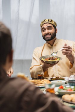 Ramazan 'da evde bulanık bir ailenin yanında yemek tutan pozitif Müslüman bir baba. 
