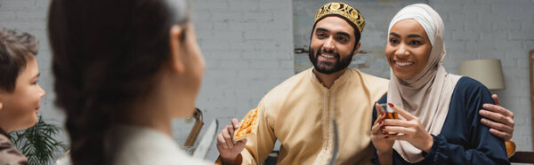 Позитивные мусульманские родители обнимаются рядом с детьми дома, плакат 